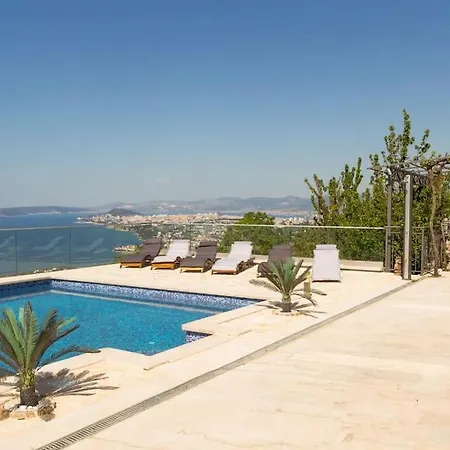 Split Rustic House On The Hill For 10 People Villa