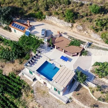 Split Rustic House On The Hill For 10 People Villa